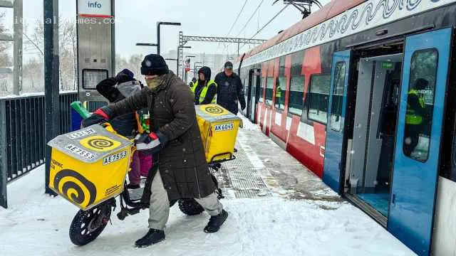 
								В Минпромторге пожаловались на курьеров доставки, которых могли бы отправить работать на заводы			