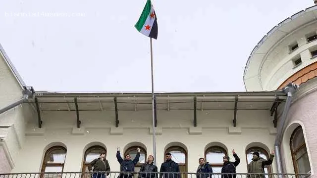 
								В Москве над посольством Сирии подняли флаг захвативших власть повстанцев			