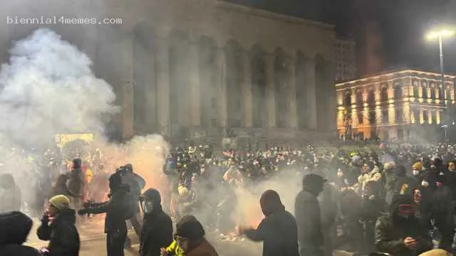 
								Полиция начала разгонять протестующих в Грузии с помощью водометов и перцового газа			