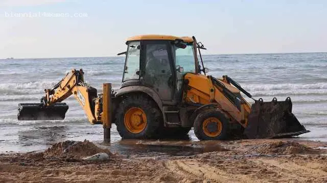 
								Роспотребнадзор зафиксировал загрязнения морской воды на Кубани после утечки мазута из развалившихся танкеров			