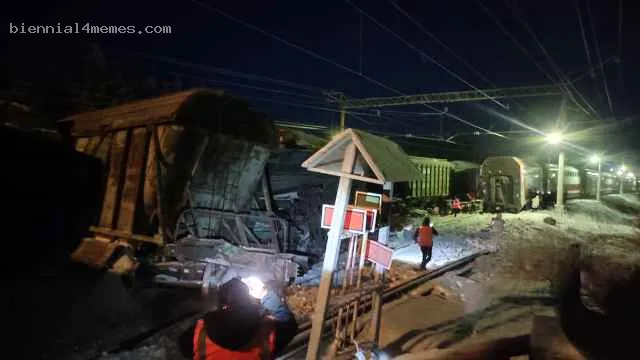 
								Пассажирский поезд столкнулся с грузовым в Мурманской области			